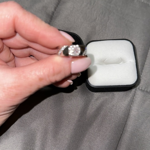 Ring - Picture 3 of 4